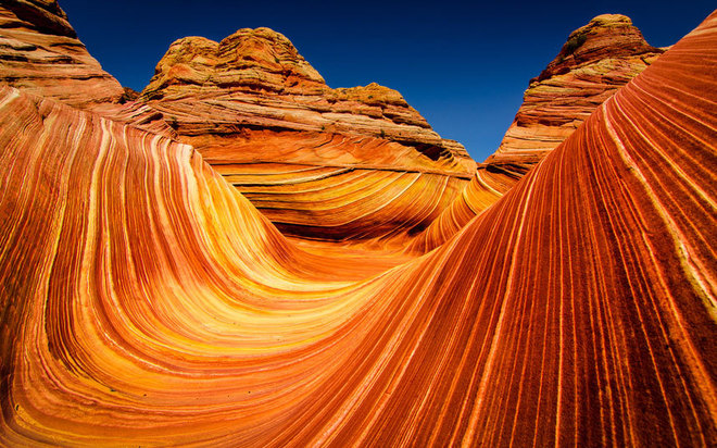 Sự hình thành sa thạch đầy màu sắc ở phía bắc Coyote Buttes, sa mạc Arizona được tạo nên từ các cồn cát xếp chồng lên nhau cùng sự lắng đọng của muối canxi, tạo nên những đường cong, uốn lượn độc đáo và quyến rũ.